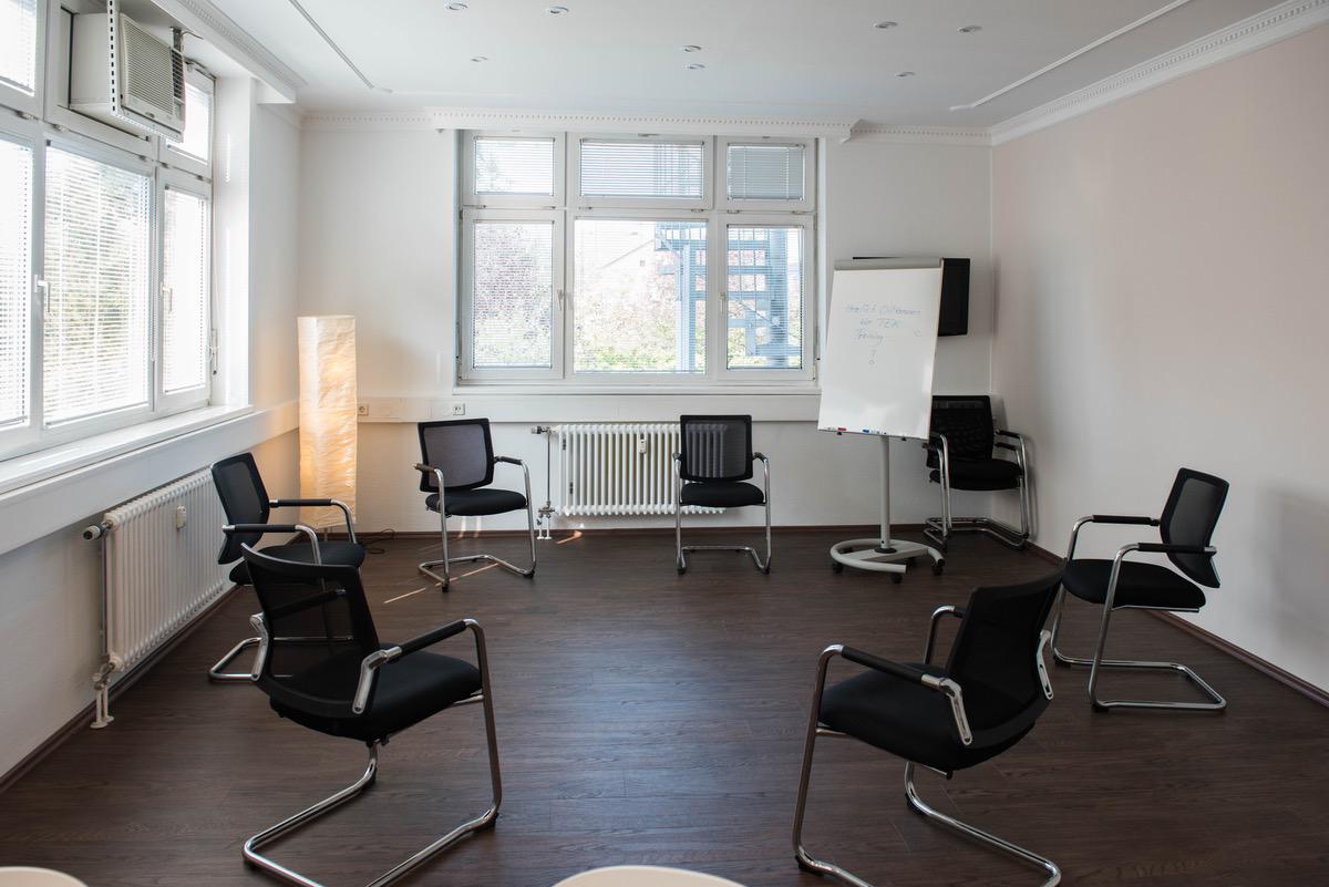 praxis-für-verhaltenstherapie-und-traumtherapie-tisch
